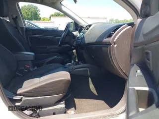 2015 Mitsubishi Outlander ES z VIN 4A4AP3AW6FE061328, wystawiony jako IAAI lot #42223295 z przebiegiem 177 461 mil mil oraz . Historia ofert i sprzedaży dostępna na DreamBid. Obrazek 5.