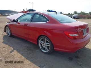2013 Mercedes-Benz C 250 z VIN WDDGJ4HBXDG075123, wystawiony jako IAAI lot #40342097 z przebiegiem 129 156 mil mil oraz . Historia ofert i sprzedaży dostępna na DreamBid. Obrazek 3.