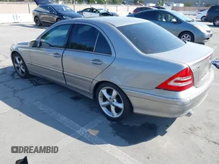 2004 Mercedes-Benz C 230 Kompressor z VIN WDBRF40J24A594806, wystawiony jako IAAI lot #42444464 z przebiegiem 266 778 mil mil oraz . Historia ofert i sprzedaży dostępna na DreamBid. Obrazek 3.