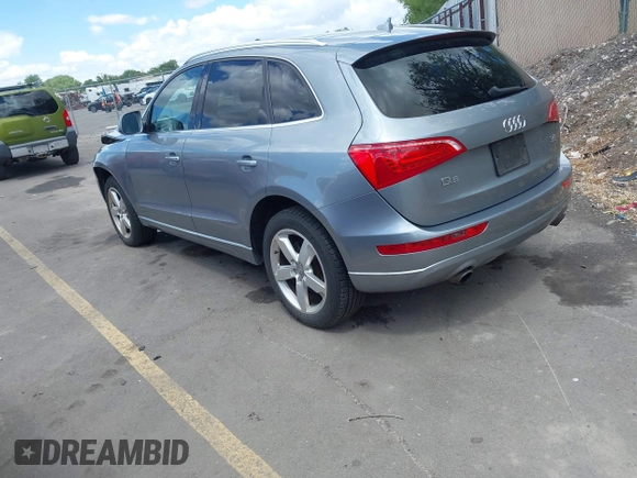 2010 Audi Q5 Premium Plus z VIN WA1LKAFP2AA098178, wystawiony jako IAAI lot #42275676 z przebiegiem 108 640 mil mil oraz . Historia ofert i sprzedaży dostępna na DreamBid. Obrazek 3.