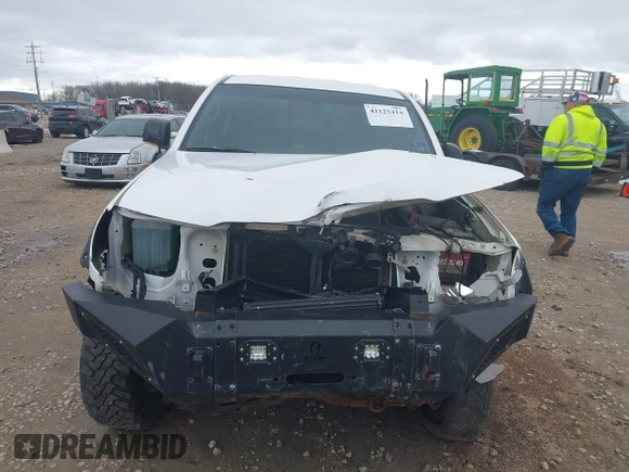 2008 Toyota Tacoma z VIN 5TEUU42NX8Z525861, wystawiony jako IAAI lot #42125414 z przebiegiem Nie podano mil oraz . Historia ofert i sprzedaży dostępna na DreamBid. Obrazek 12.