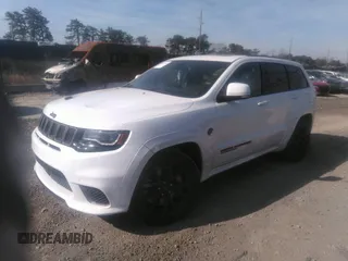 2020 Jeep Grand Cherokee Trackhawk z VIN 1C4RJFN94LC117596, wystawiony jako IAAI lot #36356989 z przebiegiem 37 994 mil mil oraz . Historia ofert i sprzedaży dostępna na DreamBid. Obrazek 2.