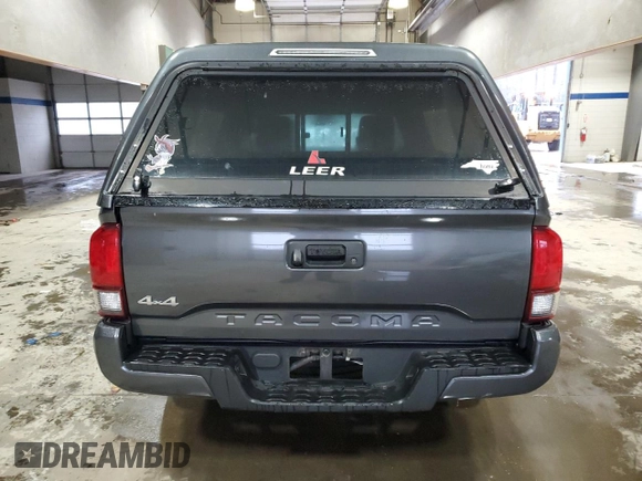 2018 Toyota Tacoma SR z VIN 5TFSX5EN1JX058679, wystawiony jako Copart lot #45236605 z przebiegiem 106 306 mil mil oraz Szkoda całkowita • Salvage title. Historia ofert i sprzedaży dostępna na DreamBid. Obrazek 6.