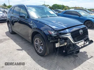 2025 Mazda CX-90 Preferred z VIN JM3KKBHD7S1200318, wystawiony jako IAAI lot #42045306 z przebiegiem 4 886 mil mil oraz . Historia ofert i sprzedaży dostępna na DreamBid. Obrazek 1.