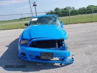 2014 Ford Mustang V6 с VIN 1ZVBP8AM5E5250006, выставлен на аукционе IAAI как лот 42253136 с пробегом Не указан миль и . История ставок и продаж доступна на DreamBid. Изображение 13.