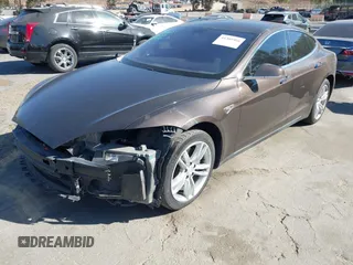 2013 Tesla Model S z VIN 5YJSA1DN4DFP19552, wystawiony jako IAAI lot #41360466 z przebiegiem 129 806 mil mil oraz . Historia ofert i sprzedaży dostępna na DreamBid. Obrazek 2.