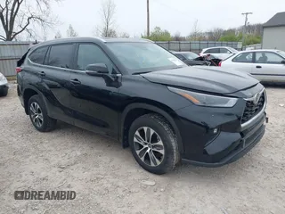 2023 Toyota Highlander L z VIN 5TDKDRBHXPS040761, wystawiony jako IAAI lot #42032202 z przebiegiem 13 998 mil mil oraz . Historia ofert i sprzedaży dostępna na DreamBid. Obrazek 1.