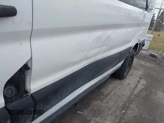 2019 Ford Transit Passenger XL z VIN 1FBZX2ZM7KKA47090, wystawiony jako IAAI lot #41823708 z przebiegiem 236 058 mil mil oraz . Historia ofert i sprzedaży dostępna na DreamBid. Obrazek 19.