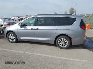 2017 Chrysler Pacifica Touring L z VIN 2C4RC1BG2HR503660, wystawiony jako IAAI lot #41856205 z przebiegiem 78 913 mil mil oraz . Historia ofert i sprzedaży dostępna na DreamBid. Obrazek 14.