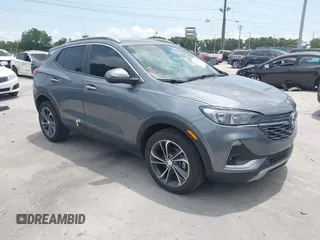 2020 Buick Encore GX Select z VIN KL4MMDSL4LB107611, wystawiony jako IAAI lot #42163958 z przebiegiem 73 682 mil mil oraz . Historia ofert i sprzedaży dostępna na DreamBid. Obrazek 1.