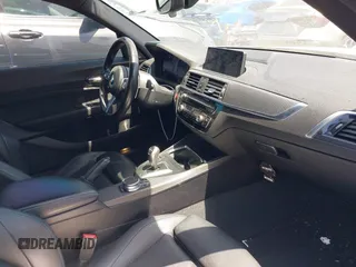 2018 BMW M2 z VIN WBS1J5C59JVE51997, wystawiony jako IAAI lot #42348421 z przebiegiem 51 376 mil mil oraz . Historia ofert i sprzedaży dostępna na DreamBid. Obrazek 5.