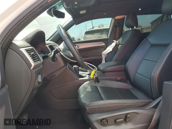 2021 Volkswagen Atlas SE z VIN 1V2JC2CA9MC221417, wystawiony jako Copart lot #49646075 z przebiegiem 49 087 mil mil oraz Nie do naprawy • Non repairable. Historia ofert i sprzedaży dostępna na DreamBid. Obrazek 7.