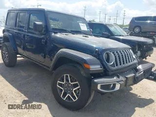 2025 Jeep Wrangler Sahara z VIN 1C4PJXEN9SW529245, wystawiony jako IAAI lot #42446327 z przebiegiem 8 058 mil mil oraz . Historia ofert i sprzedaży dostępna na DreamBid. Obrazek 1.