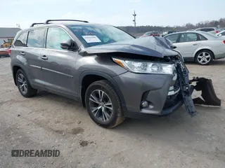 2019 Toyota Highlander LE z VIN 5TDBZRFHXKS941049, wystawiony jako IAAI lot #41824480 z przebiegiem 104 440 mil mil oraz . Historia ofert i sprzedaży dostępna na DreamBid. Obrazek 1.