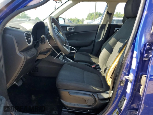 2021 Hyundai Venue SE z VIN KMHRB8A36MU068242, wystawiony jako Copart lot #56143775 z przebiegiem 104 035 mil mil oraz Czysty tytuł • Clean title. Historia ofert i sprzedaży dostępna na DreamBid. Obrazek 7.