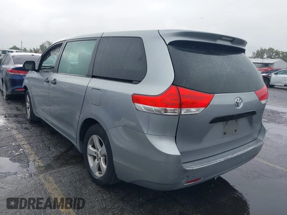 2012 Toyota Sienna z VIN 5TDZK3DC6CS263912, wystawiony jako IAAI lot #42174360 z przebiegiem 95 216 mil mil oraz . Historia ofert i sprzedaży dostępna na DreamBid. Obrazek 3.