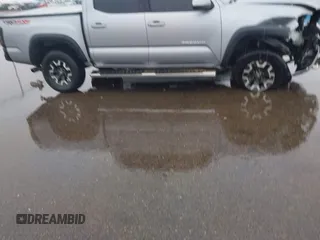 2020 Toyota Tacoma SR5 z VIN 3TMCZ5AN9LM290069, wystawiony jako IAAI lot #41938380 z przebiegiem 131 439 mil mil oraz . Historia ofert i sprzedaży dostępna na DreamBid. Obrazek 13.