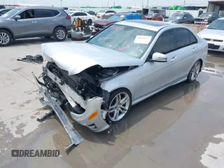 2014 Mercedes-Benz C 250 Sport z VIN WDDGF4HB1EA966634, wystawiony jako IAAI lot #42423577 z przebiegiem 159 296 mil mil oraz . Historia ofert i sprzedaży dostępna na DreamBid. Obrazek 2.