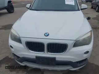 2015 BMW X1 sDrive28i z VIN WBAVM1C50FVZ93810, wystawiony jako IAAI lot #42475276 z przebiegiem 139 118 mil mil oraz . Historia ofert i sprzedaży dostępna na DreamBid. Obrazek 6.