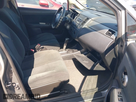 2011 Nissan Versa S z VIN 3N1BC1CP8BL402386, wystawiony jako IAAI lot #42389550 z przebiegiem 159 600 mil mil oraz . Historia ofert i sprzedaży dostępna na DreamBid. Obrazek 5.