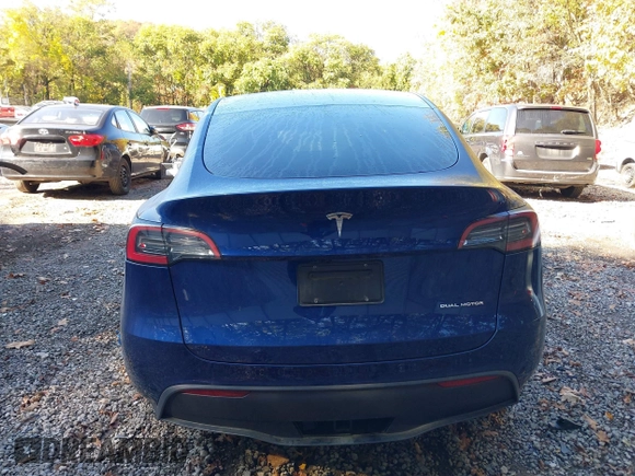 2024 Tesla Model Y Long Range with VIN 7SAYGDEE1RA266328, listed as a IAAI auction lot 40610351 with 13,573 mi miles. Bid and sale history available at carsss.com. Image 17.