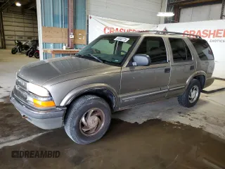 2000 Chevrolet Blazer LT z VIN 1GNDT13W1Y2282557, wystawiony jako Copart lot #55560775 z przebiegiem 219 795 mil mil oraz Szkoda całkowita • Salvage title. Historia ofert i sprzedaży dostępna na DreamBid. Obrazek 1.