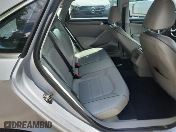 2016 Volkswagen Passat S z VIN 1VWAS7A32GC058844, wystawiony jako Copart lot #63416785 z przebiegiem 104 050 mil mil oraz Szkoda całkowita • Salvage title. Historia ofert i sprzedaży dostępna na DreamBid. Obrazek 10.