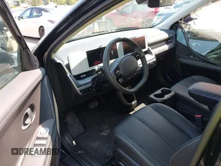2023 Hyundai Ioniq 5 SEL z VIN KM8KN4AE0PU152144, wystawiony jako IAAI lot #42397935 z przebiegiem 920 mil mil oraz . Historia ofert i sprzedaży dostępna na DreamBid. Obrazek 5.