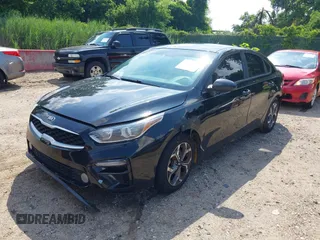 2019 Kia Forte LXS z VIN 3KPF24AD9KE131628, wystawiony jako IAAI lot #42657093 z przebiegiem 163 737 mil mil oraz . Historia ofert i sprzedaży dostępna na DreamBid. Obrazek 18.