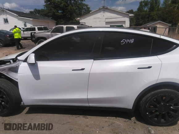 2022 Tesla Model Y Long Range z VIN 7SAYGDEE3NF385933, wystawiony jako IAAI lot #42059675 z przebiegiem 88 488 mil mil oraz . Historia ofert i sprzedaży dostępna na DreamBid. Obrazek 13.
