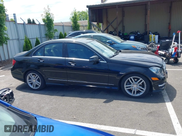 2012 Mercedes-Benz C 300 Sport с VIN WDDGF8BB9CA642697, выставлен на аукционе IAAI как лот 42479043 с пробегом 93 021 миль миль и . История ставок и продаж доступна на DreamBid. Изображение 13.