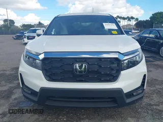 2025 Honda Passport EX-L z VIN 5FNYF8H52SB001266, wystawiony jako IAAI lot #41655256 z przebiegiem 5622 mil mil oraz . Historia ofert i sprzedaży dostępna na DreamBid. Obrazek 12.