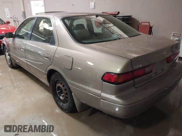1999 Toyota Camry LE z VIN JT2BF28K7X0167855, wystawiony jako IAAI lot #41609230 z przebiegiem 242 398 mil mil oraz . Historia ofert i sprzedaży dostępna na DreamBid. Obrazek 3.