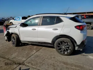 2024 Buick Encore GX Sport Touring с VIN KL4AMESL4RB197487, выставлен на аукционе Copart как лот 46664015 с пробегом 6 977 миль миль и Списание • Salvage title. История ставок и продаж доступна на DreamBid. Изображение 2.