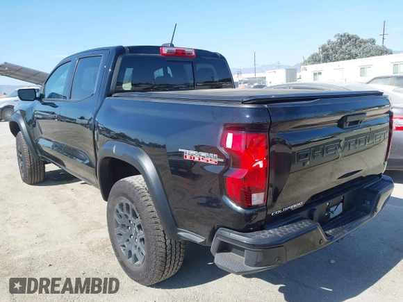 2024 Chevrolet Colorado 4WD Trail Boss z VIN 1GCPTEEK5R1144549, wystawiony jako IAAI lot #42754175 z przebiegiem Nie podano mil oraz . Historia ofert i sprzedaży dostępna na DreamBid. Obrazek 3.