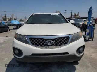 2013 Kia Sorento LX z VIN 5XYKT3A66DG400097, wystawiony jako Copart lot #60937305 z przebiegiem 177 284 mil mil oraz Czysty tytuł • Clean title. Historia ofert i sprzedaży dostępna na DreamBid. Obrazek 5.