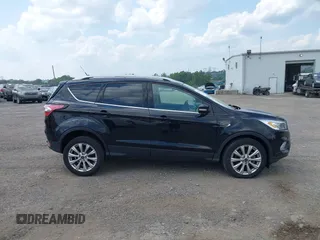 2018 Ford Escape Titanium z VIN 1FMCU9J9XJUB66275, wystawiony jako IAAI lot #42757952 z przebiegiem 97 629 mil mil oraz . Historia ofert i sprzedaży dostępna na DreamBid. Obrazek 13.