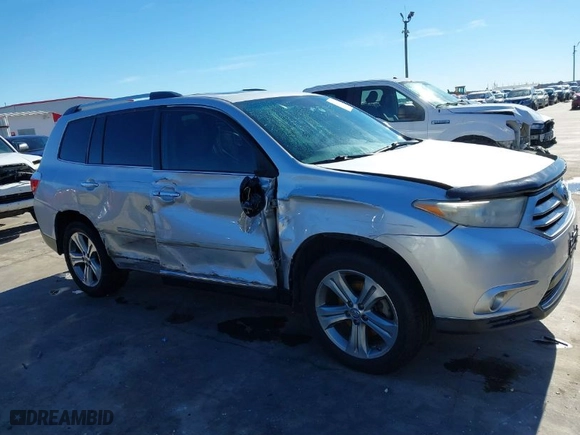 2011 Toyota Highlander Limited with VIN 5TDYK3EH0BS035151, listed as a IAAI auction lot 41281405 with 104,582 mi miles. Bid and sale history available at carsss.com. Image 6.