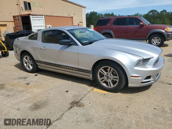 2013 Ford Mustang V6 z VIN 1ZVBP8AM8D5256204, wystawiony jako Copart lot #56149115 z przebiegiem 136 830 mil mil oraz Szkoda całkowita • Salvage title. Historia ofert i sprzedaży dostępna na DreamBid. Obrazek 4.