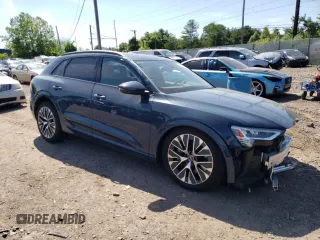 2024 Audi Q8 e-tron Premium Plus z VIN WA15AAGE7RB016864, wystawiony jako Copart lot #56564354 z przebiegiem 11 541 mil mil oraz Szkody całkowita. Historia ofert i sprzedaży dostępna na DreamBid. Obrazek 4.
