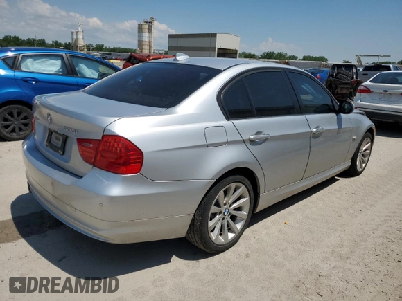 2011 BMW 3 Series 328i xDrive z VIN WBAPK5G50BNN81333, wystawiony jako Copart lot #55957035 z przebiegiem 111 875 mil mil oraz Szkody całkowita. Historia ofert i sprzedaży dostępna na DreamBid. Obrazek 3.