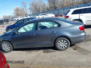 2014 Volkswagen Jetta S z VIN 3VW2K7AJ7EM275448, wystawiony jako IAAI lot #41835358 z przebiegiem 149 272 mil mil oraz . Historia ofert i sprzedaży dostępna na DreamBid. Obrazek 14.