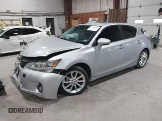 2012 Lexus CT 200h z VIN JTHKD5BH0C2112169, wystawiony jako IAAI lot #42091355 z przebiegiem 260 644 mil mil oraz . Historia ofert i sprzedaży dostępna na DreamBid. Obrazek 2.