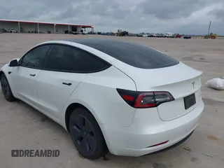 2022 Tesla Model 3 Long Range z VIN 5YJ3E1EBXNF246318, wystawiony jako IAAI lot #42131425 z przebiegiem 32 096 mil mil oraz . Historia ofert i sprzedaży dostępna na DreamBid. Obrazek 3.