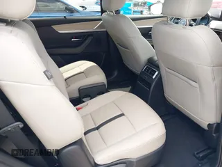 2025 Mazda CX-90 Preferred z VIN JM3KKBHD7S1200318, wystawiony jako IAAI lot #42045306 z przebiegiem 4 886 mil mil oraz . Historia ofert i sprzedaży dostępna na DreamBid. Obrazek 8.