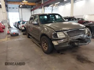 2002 Ford F-150 XLT with VIN 1FTRW07L22KE34627, listed as a IAAI auction lot 40813779 with 194,156 mi miles. Bid and sale history available at carsss.com. Image 1.