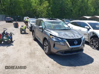 2021 Nissan Rogue SV z VIN 5N1AT3BB9MC738682, wystawiony jako IAAI lot #42113951 z przebiegiem 106 751 mil mil oraz . Historia ofert i sprzedaży dostępna na DreamBid. Obrazek 1.