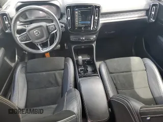 2021 Volvo XC40 R-Design z VIN YV4AC2HM1M2470902, wystawiony jako Copart lot #54275595 z przebiegiem 33 536 mil mil oraz Szkody całkowita. Historia ofert i sprzedaży dostępna na DreamBid. Obrazek 8.