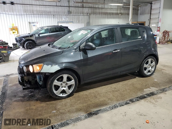 2016 Chevrolet Sonic LTZ z VIN 1G1JE6SB3G4108552, wystawiony jako Copart lot #57843505 z przebiegiem 101 897 mil mil oraz Szkoda całkowita • Salvage title. Historia ofert i sprzedaży dostępna na DreamBid. Obrazek 1.