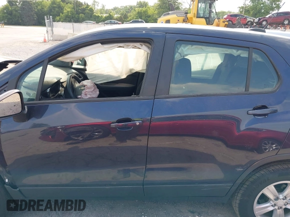 2019 Chevrolet Trax LS with VIN 3GNCJNSB9KL281783, listed as a IAAI auction lot 39713553 with 25,696 mi miles. Bid and sale history available at carsss.com. Image 14.